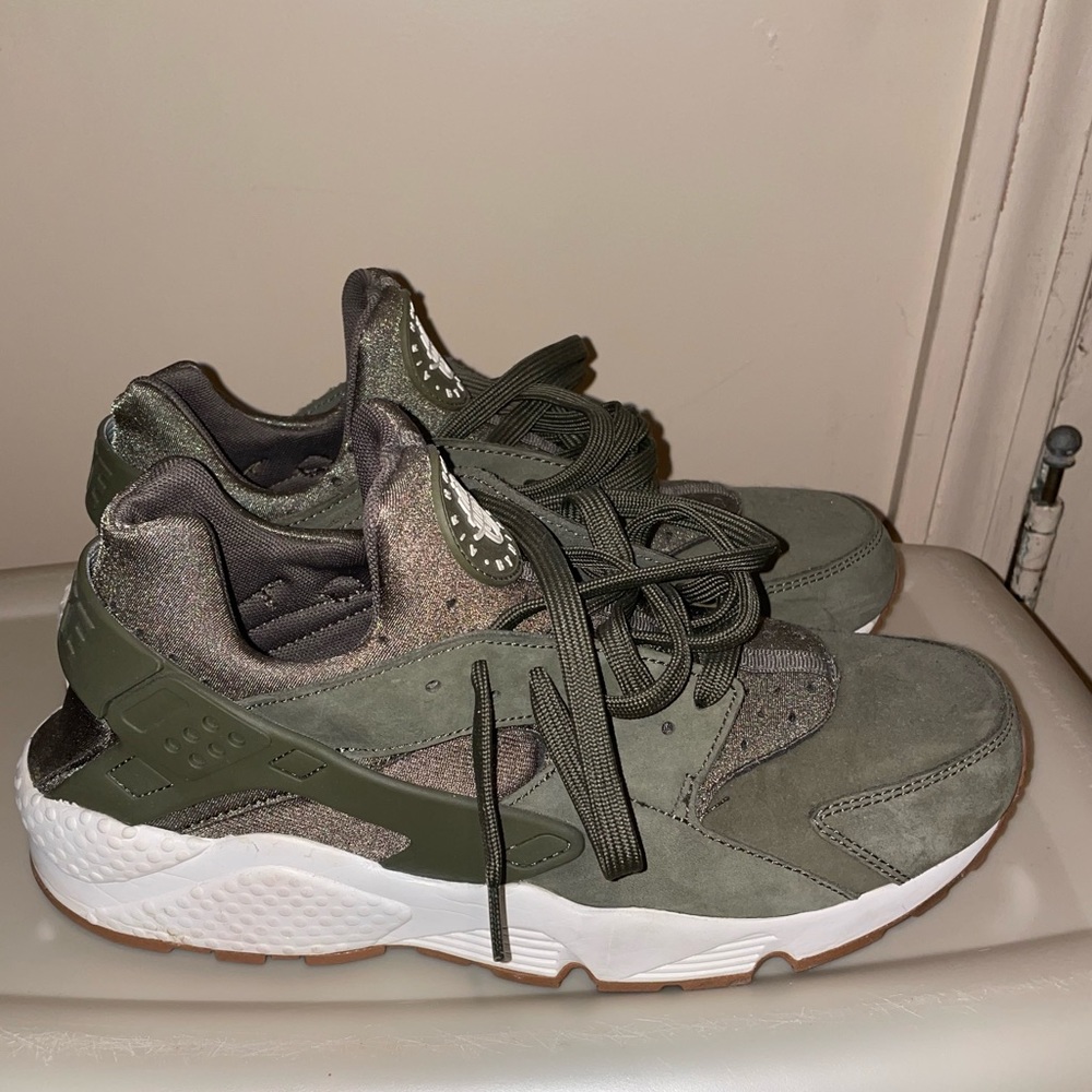 Nike mens green Huarache sneakers